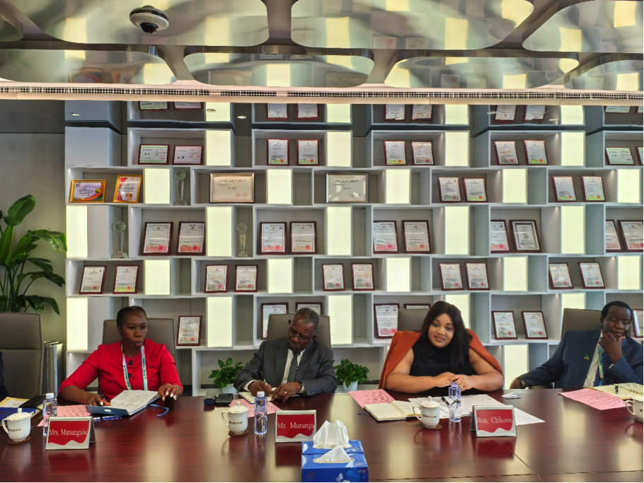 津巴布韦副外长到访大满贯PG资源集团总部